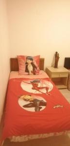 Un dormitorio con una cama con un superhéroe. en PETIT APPARTEMENT, en Perpiñán