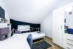 - une petite chambre avec un lit et un bureau dans l'établissement Apartmani Majetić, à Valpovo