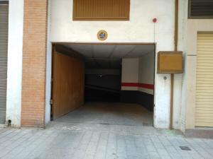 un garaje con una puerta abierta en un edificio en Tu Casa en Albacete, en Albacete