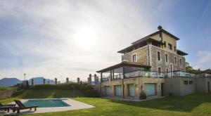 Bazén v ubytování Hotel Villadesella nebo v jeho okolí