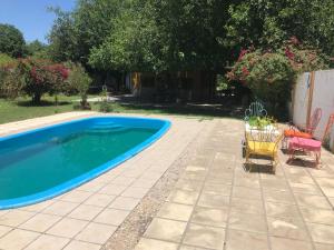 una piscina in un cortile con tavolo e sedie di Finca Victoria a La Banda