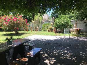 un patio con tavoli e sedie in un cortile di Finca Victoria a La Banda