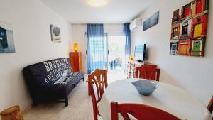 A television and/or entertainment centre at Apartamentos Navarra 07 Salou