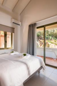 Postel nebo postele na pokoji v ubytování Physis Villas Chania