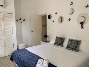 1 dormitorio con 1 cama grande con estrellas negras en la pared en Tu Casita en Aruba, en Palm-Eagle Beach