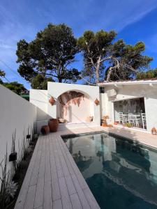 una piscina en el patio trasero de una casa en LA CURVA Casa de Playa en Villa Gesell