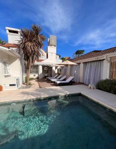 una piscina en el patio trasero de una casa en LA CURVA Casa de Playa en Villa Gesell