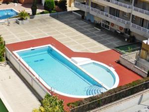 una vista aérea de una piscina en un edificio en Apartamentos Navarra 07 Salou, en Salou