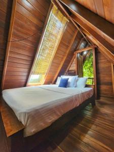 ein großes Bett in einem Zimmer mit Fenster in der Unterkunft Sky View Cabin Unawatuna in Unawatuna