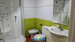 Bathroom sa Mansion IBIZA Salou