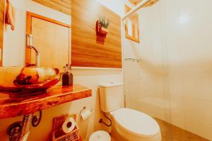 a bathroom with a sink and a toilet at Morada Guarda Explorer 01 in Guarda do Embaú