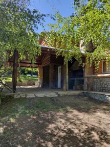 Casa con porche y pared de piedra en Cabaña Los Abedules en Villa Pehuenia