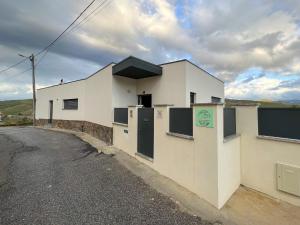 un edificio blanco al lado de una carretera en Casa de Campo Sonhos D'ouro en Ribeira