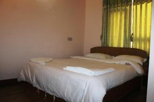 Postel nebo postele na pokoji v ubytování Kathmandu Madhuban Guest House
