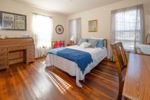 een slaapkamer met een bed, een dressoir en ramen bij Serene, Country Retreat about 12 Mi to Main St! in Fredericksburg