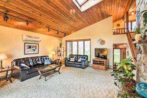 una sala de estar con muebles de cuero y techo de madera. en Lake Erie House with Private Yard and Fire Pit, en Brocton