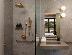 bagno con lavandino e specchio di Drift Santa Barbara a Santa Barbara