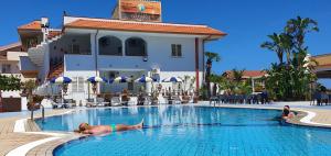 Πισίνα στο ή κοντά στο Hotel Damanse