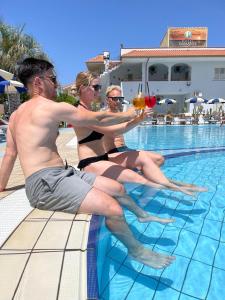 Επισκέπτες που μένουν στο Hotel Damanse