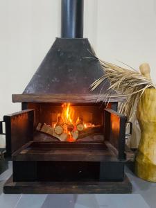 un horno de leña con fuego en Luxury Holiday Home In Ibiraquera-SC, en Imbituba