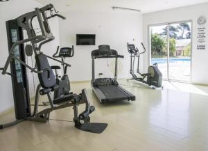 un gimnasio con varias máquinas de correr en una habitación en Torre Amadeus 203, en Punta del Este