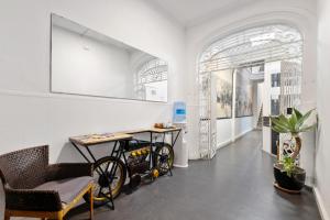 una habitación con una mesa y una bicicleta en la pared en Malaga City Suites, en Málaga