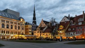 grupa budynków w mieście w nocy w obiekcie The Heart of Old Riga w Rydze