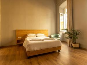 um quarto com uma cama e um vaso de plantas em Esperance 2 em Hermópolis