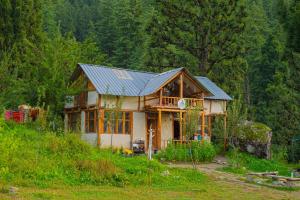 a house in the middle of a forest at Zevibes Cafe & Homestay in Kalgha