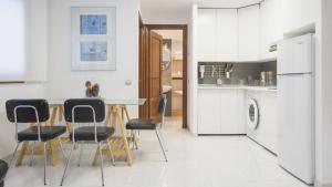 a kitchen with a table and chairs in a room at Casa Recogidas - Apartamentos Aloha Toledo in Toledo