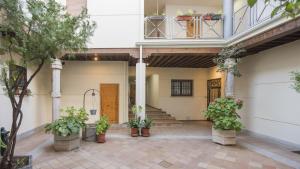 a courtyard of a house with potted plants at Casa Recogidas - Apartamentos Aloha Toledo in Toledo