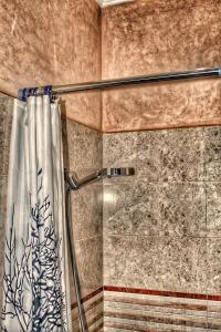 y baño con ducha y cortina de ducha. en Riad Majdoulina chez JIJI en Marrakech