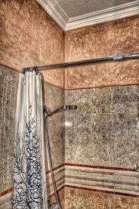 La salle de bains est pourvue d'une douche avec rideau de douche. dans l'établissement Riad Majdoulina chez JIJI, à Marrakech