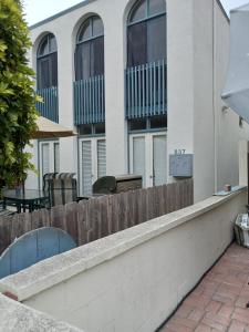 una valla de madera frente a un edificio en SHARED TOWNHOUSE in MISSION BEACH en San Diego