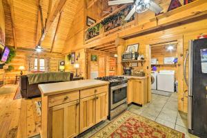 - une cuisine avec des placards en bois et une cuisinière dans une cabine dans l'établissement Quiet, Woodsy Retreat Deck and Kentucky Lake Access, à New Concord