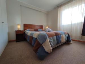 een slaapkamer met een groot bed in een kamer bij Departamento amoblado muy cómodo in Puerto Montt