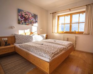 1 dormitorio con cama y ventana en Chalet Obenland Panorama Aussicht Kitzbühler Alpen, en Bramberg am Wildkogel