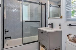 Art Deco Apt w Pool One Mile to Beach Pets Welcome的一间浴室