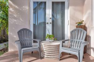 Art Deco Apt w Pool One Mile to Beach Pets Welcome的休息区