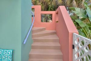 沃思湖Art Deco Apt w Pool One Mile to Beach Pets Welcome的相册照片