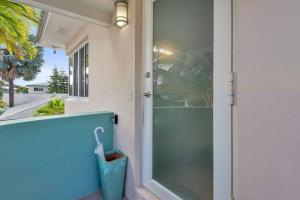 沃思湖Art Deco Apt w Pool One Mile to Beach Pets Welcome的相册照片