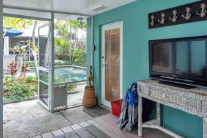 Charming Studio w Pool One Mile to Beach Pets Welcome的电视和/或娱乐中心
