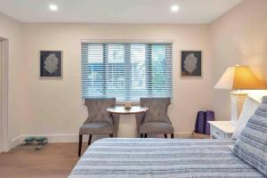Charming Studio w Pool One Mile to Beach Pets Welcome的休息区