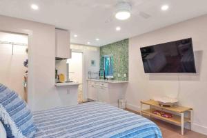 Charming Studio w Pool One Mile to Beach Pets Welcome的电视和/或娱乐中心