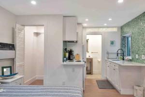 Charming Studio w Pool One Mile to Beach Pets Welcome的厨房或小厨房