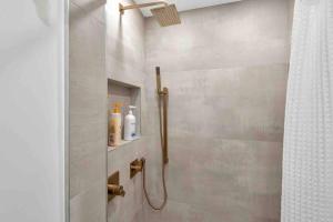 Charming Studio w Pool One Mile to Beach Pets Welcome的一间浴室