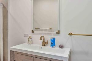 Charming Studio w Pool One Mile to Beach Pets Welcome的一间浴室
