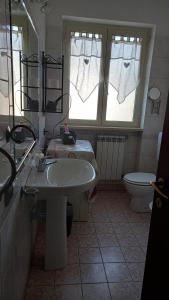 A bathroom at A Santy's House 1piano-no lift-shuttle a pagamento-raggiungibile a piedi aeroporto-fermata bus fiera di roma a 3 minuti-air condiz ed extra bed FOR A FEE A PAGAMENTO