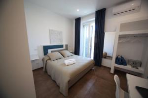 een kleine slaapkamer met een bed en een raam bij Essence in Barletta