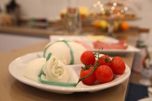een bord met tomaten op tafel bij Essence in Barletta